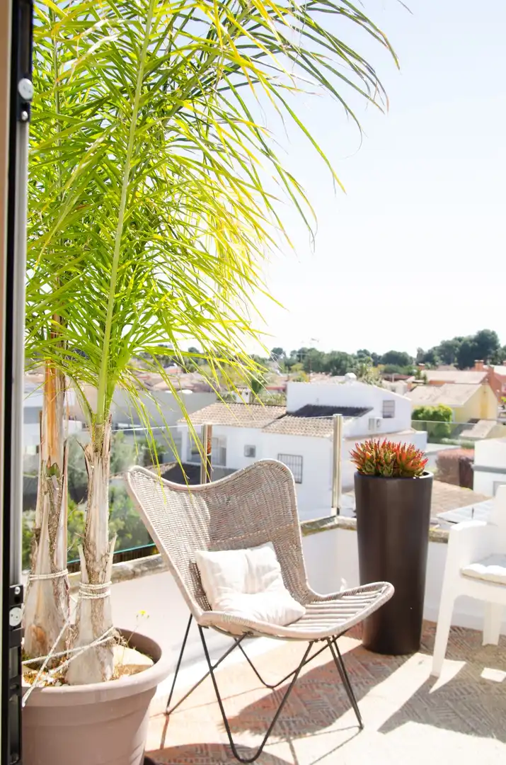 Terrasse von Einfamilien-Reihenhaus zum Verkauf in La Pobla de Vallbona mit Klimaanlage, Heizung und Privatgarten