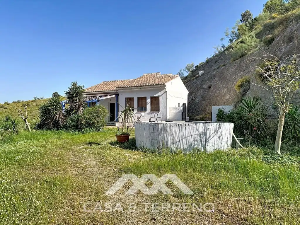 Vista exterior de Casa o xalet en venda en Canillas de Aceituno amb Jardí privat, Terrassa i Piscina