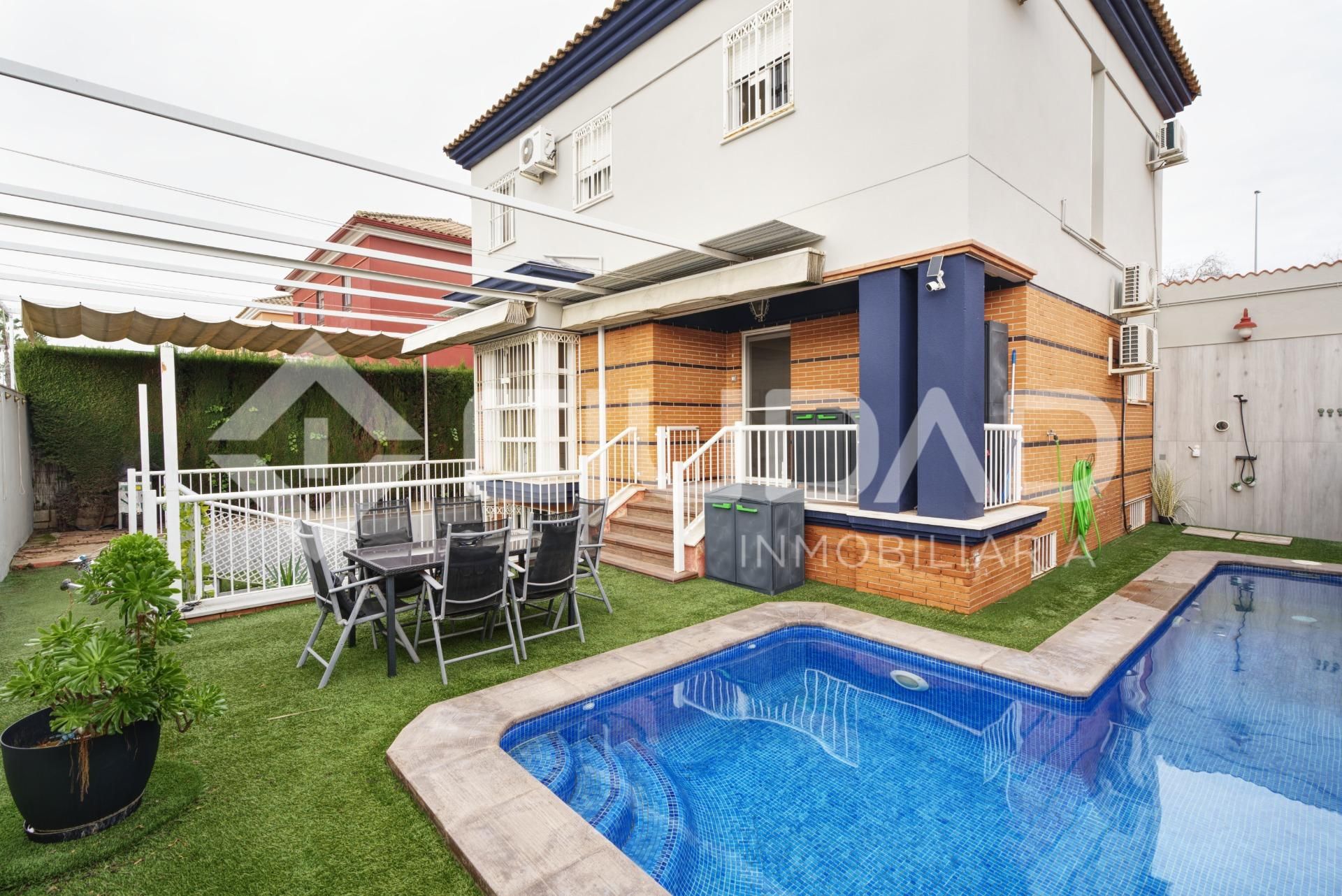 Vista exterior de Casa o xalet en venda en Mairena del Aljarafe amb Aire condicionat, Calefacció i Jardí privat