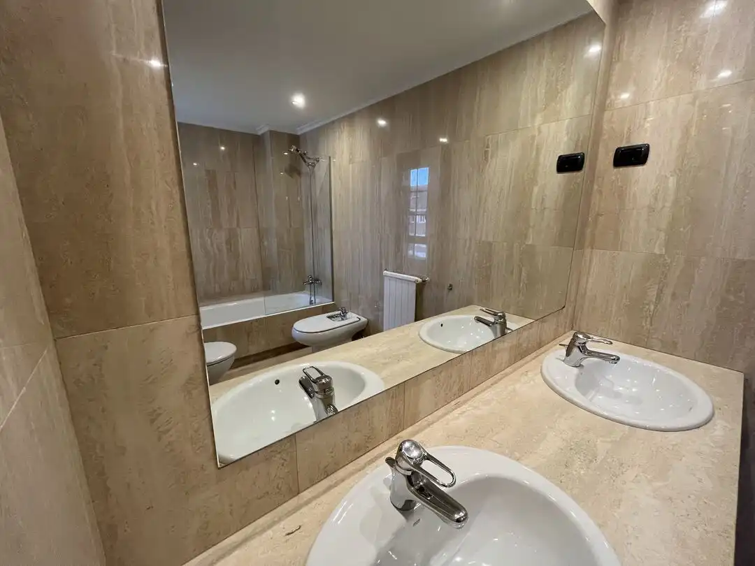 Badezimmer von Wohnung zur Miete in Leioa mit Heizung, Privatgarten und Abstellraum