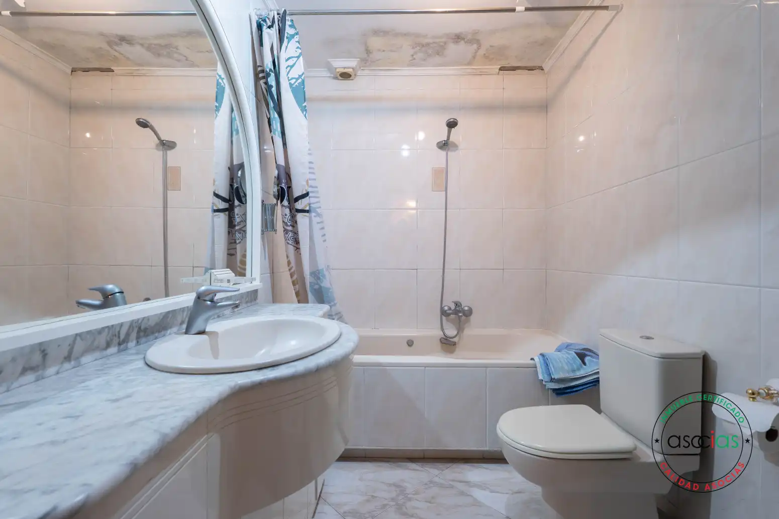 Badezimmer von Dachboden zum Verkauf in Gijón  mit Heizung, Parkett und Terrasse