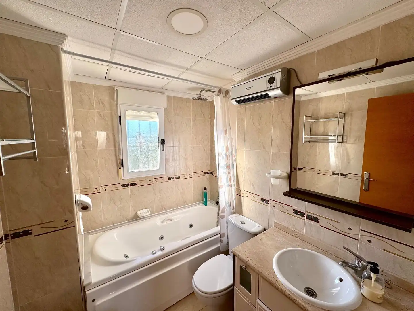 Badezimmer von Haus oder Chalet zur Miete in Guardamar del Segura mit Klimaanlage, Privatgarten und Terrasse