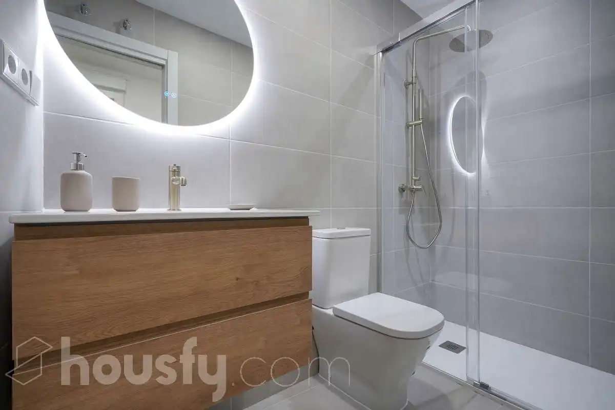 Bathroom of Ground floor for sale in Madrid  with Air Conditioner, Heating and Parquet flooring