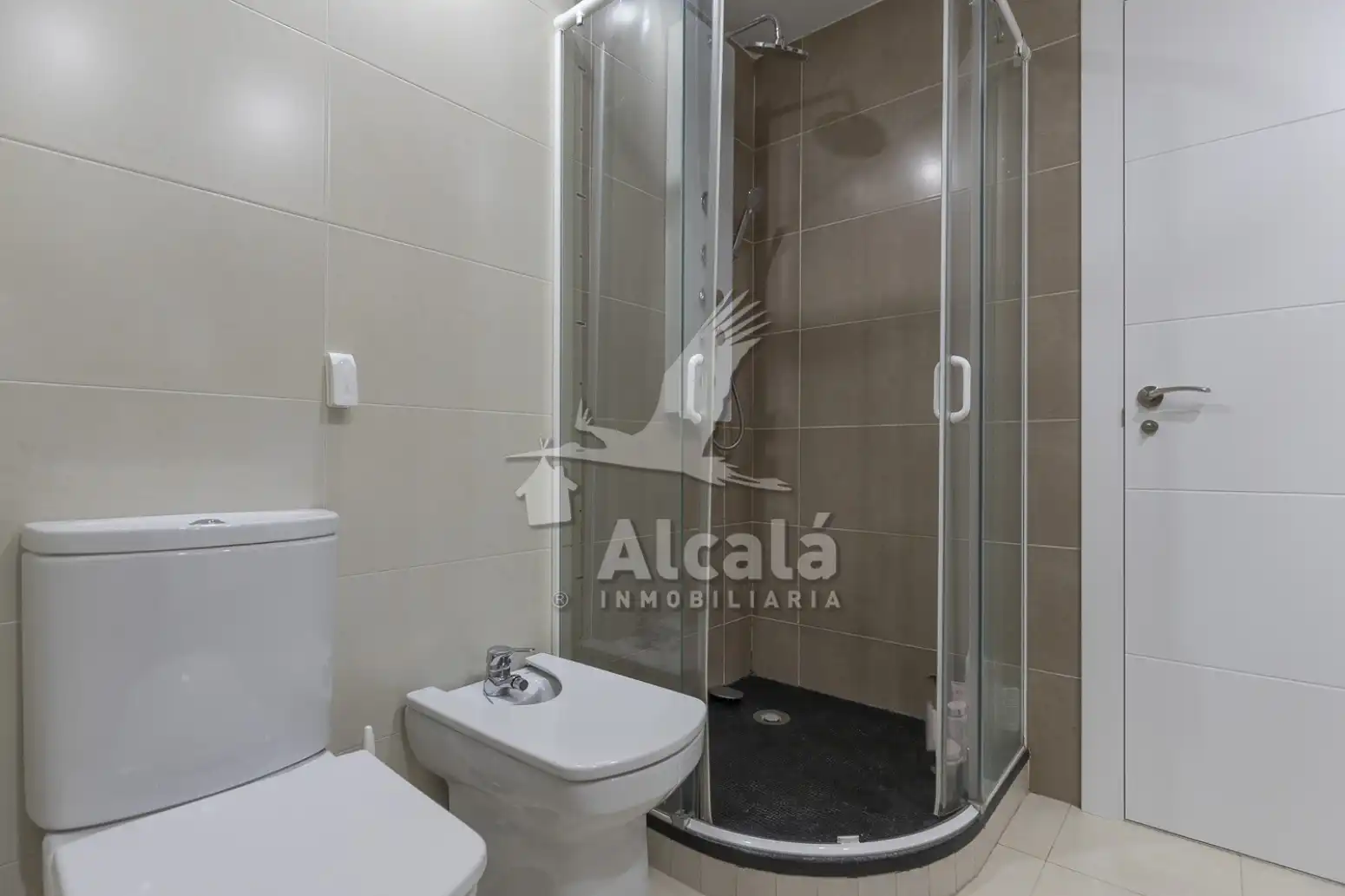 Baño de Piso en venta en Alcalá de Henares con Aire acondicionado, Calefacción y Jardín privado