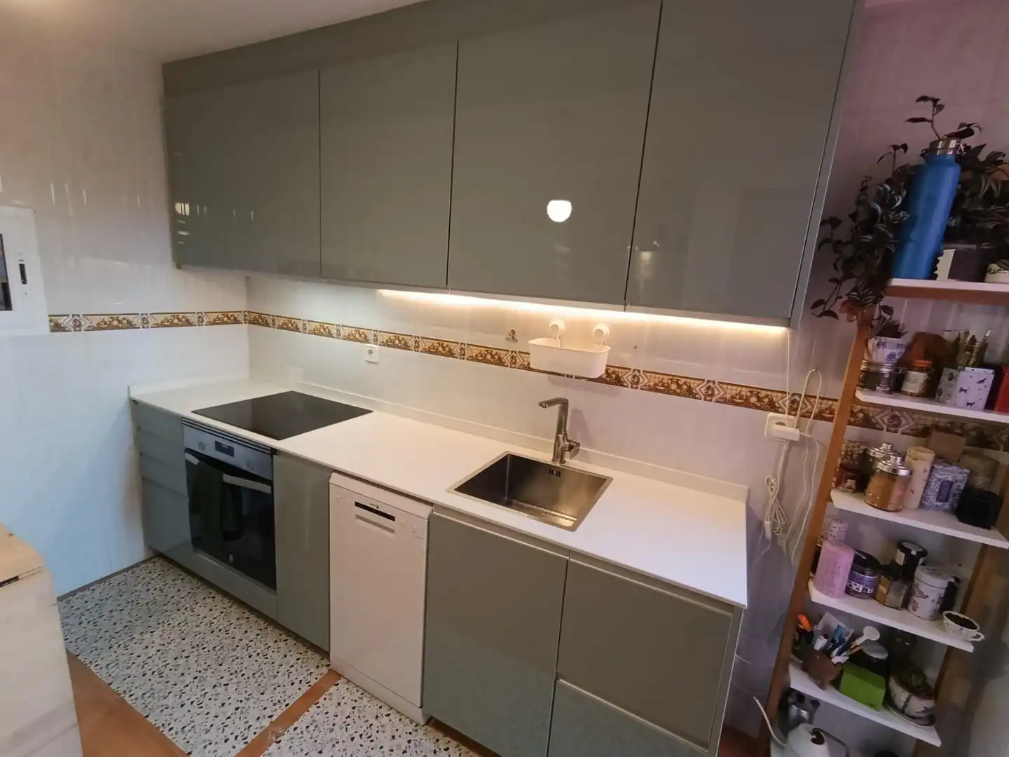 Cuina de Casa o xalet en venda en Avilés amb Calefacció, Terrassa i Traster