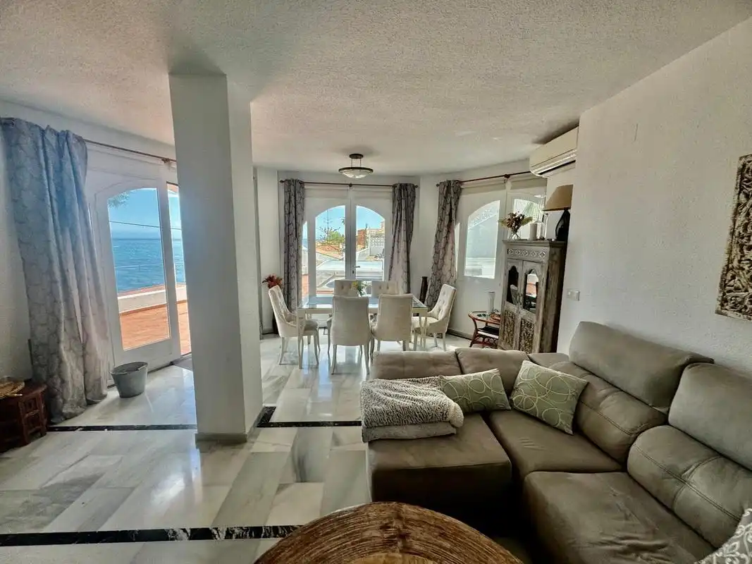 Sala de estar de Casa o chalet en venta en Almuñécar con Aire acondicionado, Terraza y Piscina