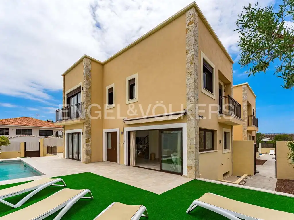 Vista exterior de Casa o xalet en venda en Granadilla de Abona amb Aire condicionat, Terrassa i Piscina