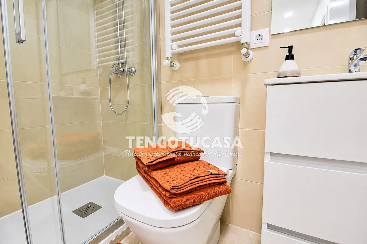 Badezimmer von Wohnung zum Verkauf in Madrid mit Klimaanlage, Möbliert und Ofen