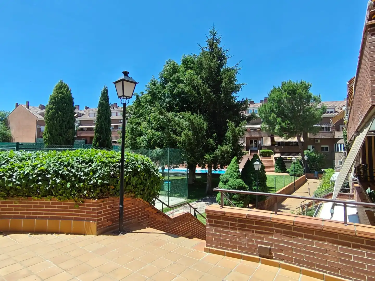 Vista exterior de Dúplex en venda en Sevilla la Nueva amb Aire condicionat, Calefacció i Jardí privat