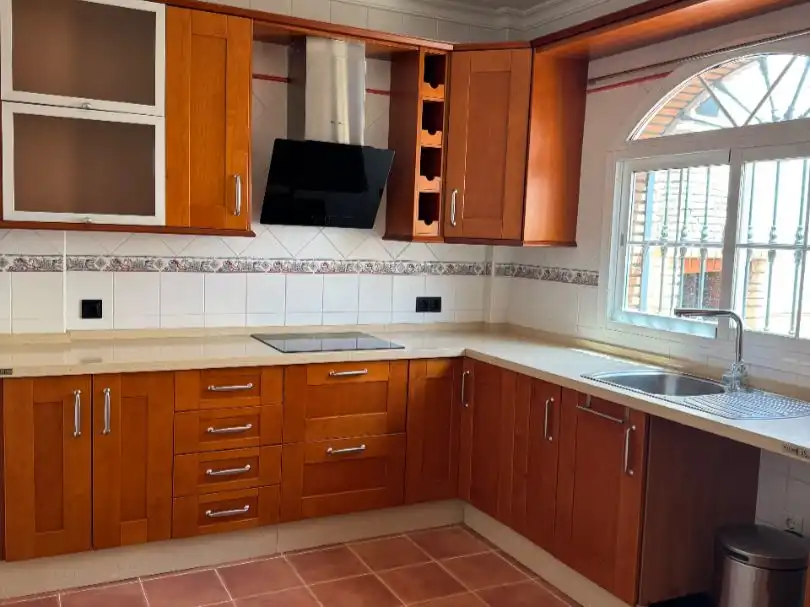 Cuina de Casa o xalet de lloguer en Cártama amb Aire condicionat, Terrassa i Moblat