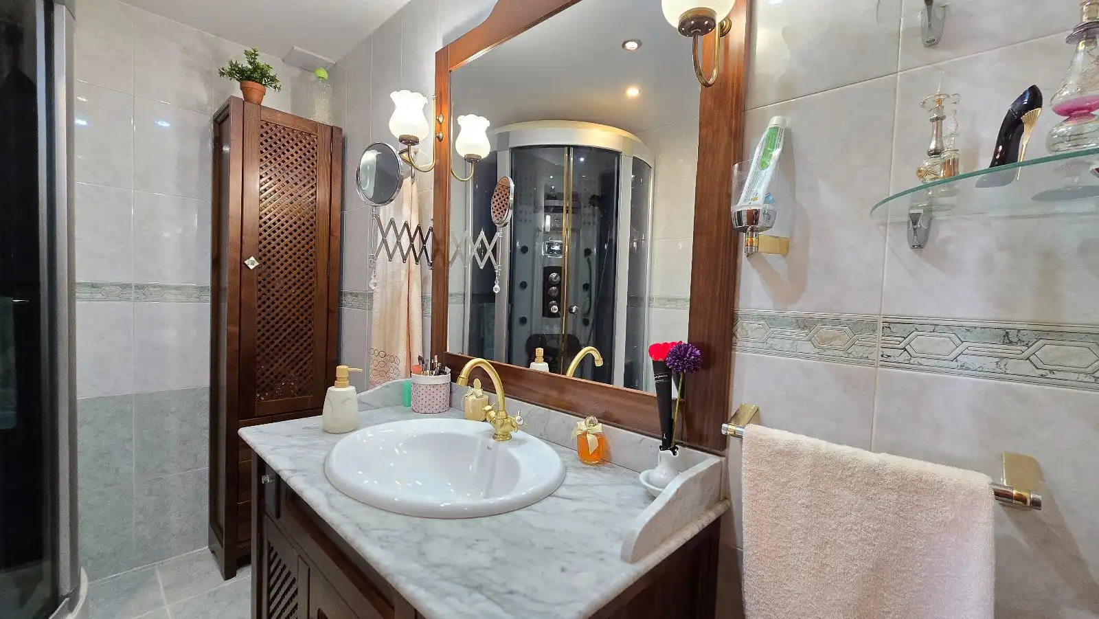 Badezimmer von Einfamilien-Reihenhaus zum Verkauf in Málaga mit Klimaanlage, Heizung und Schwimmbad