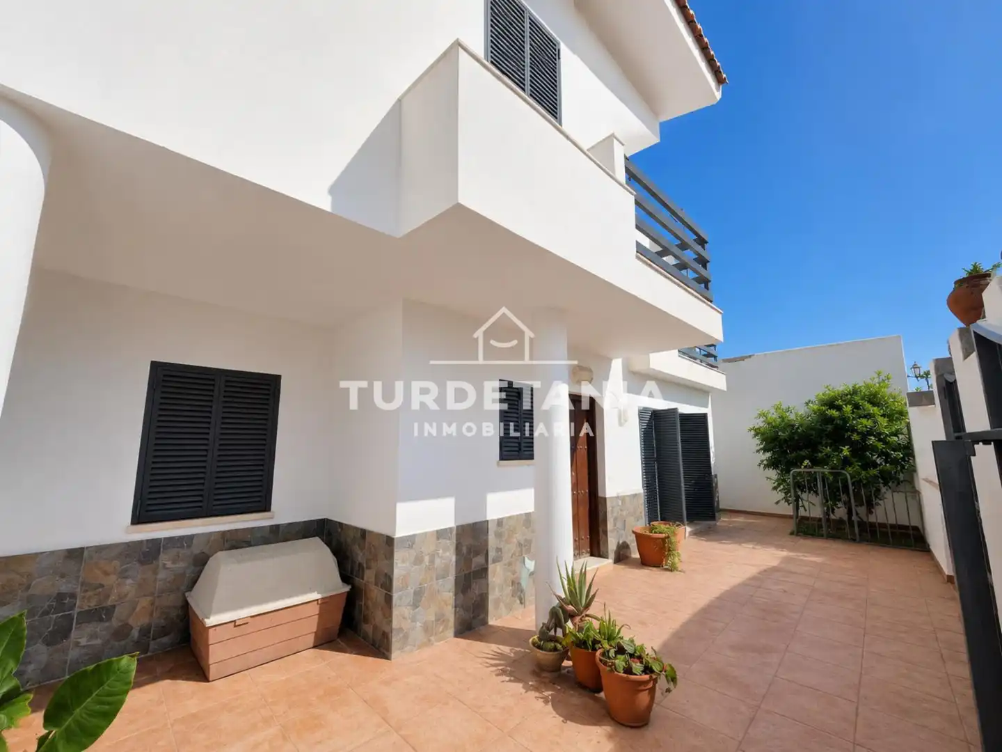 Vista exterior de Casa o xalet en venda en Sanlúcar de Barrameda amb Aire condicionat, Terrassa i Balcó