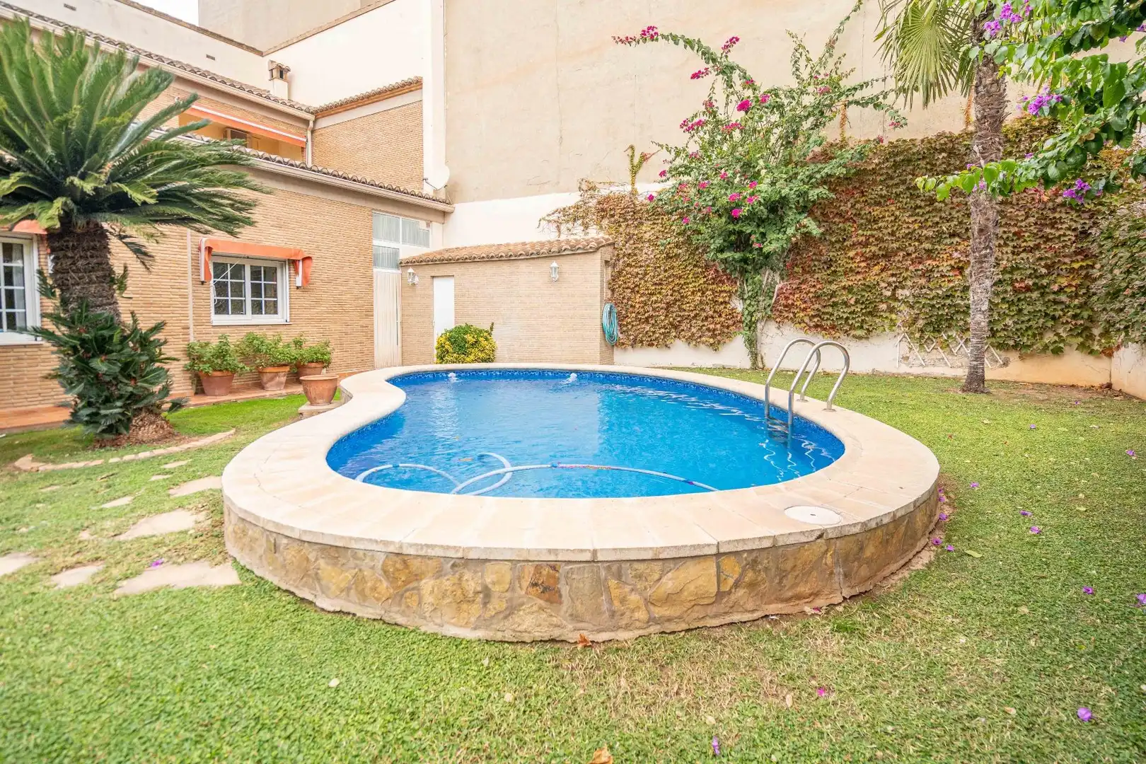 Piscina de Casa o xalet en venda en Canals amb Aire condicionat, Calefacció i Jardí privat