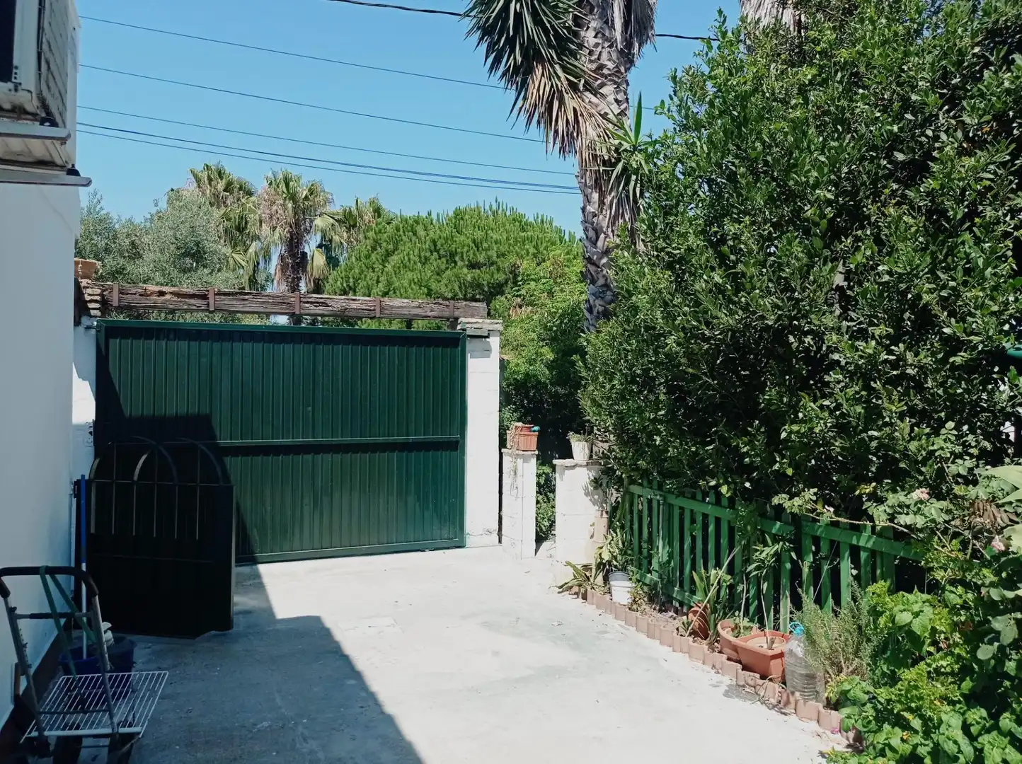 Vista exterior de Casa o xalet en venda en Chiclana de la Frontera amb Aire condicionat, Jardí privat i Terrassa