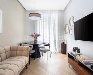 Sala d'estar de Apartament en venda en  Madrid Capital amb Aire condicionat, Calefacció i Piscina