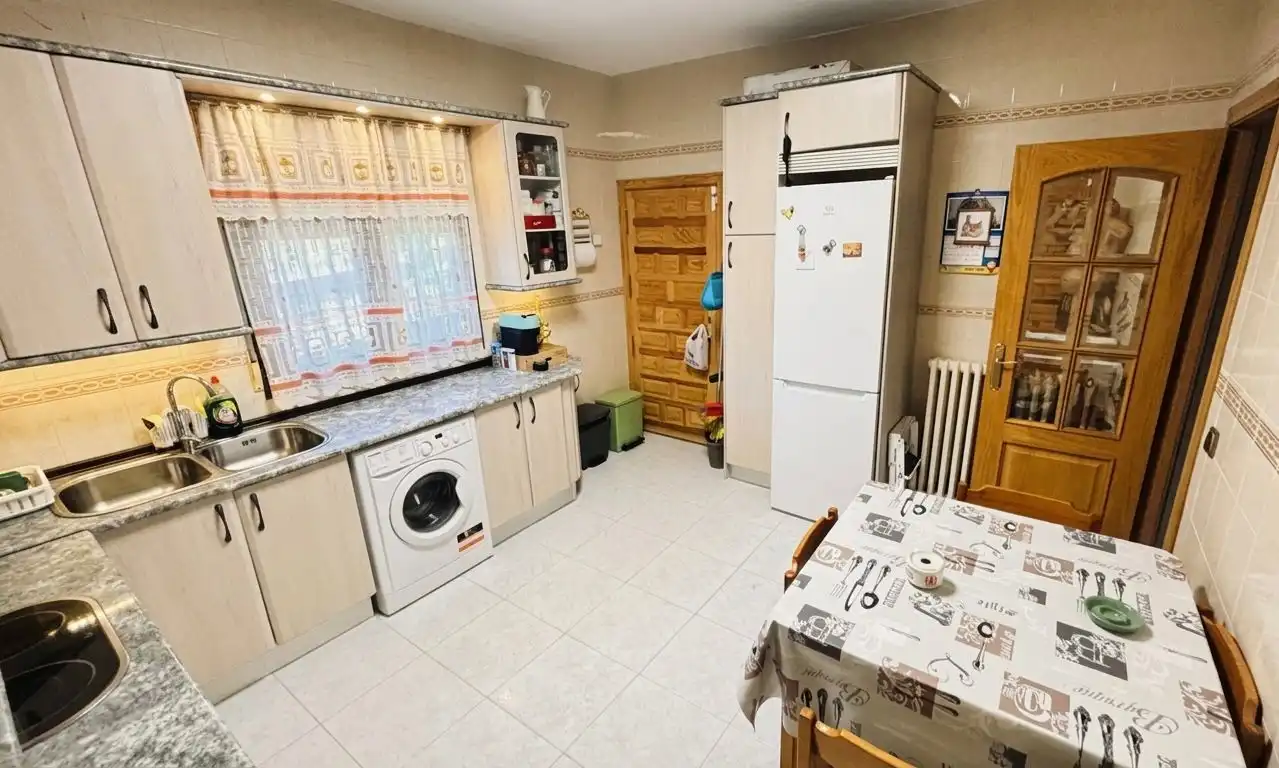 Cocina de Casa o chalet en venta en El Casar de Escalona con Aire acondicionado, Calefacción y Jardín privado