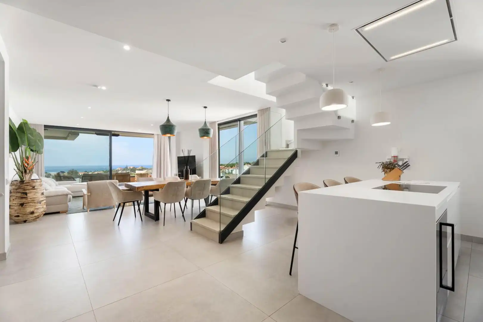Menjador de Apartament en venda en Marbella amb Aire condicionat, Calefacció i Jardí privat