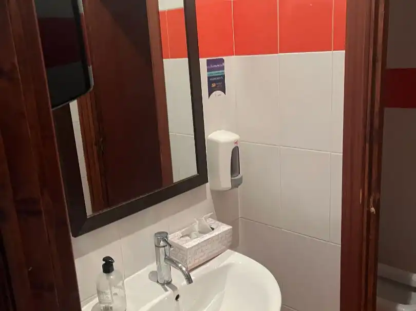Badezimmer von Geschaftsraum zur Miete in Calvià mit Klimaanlage, Parkett und Terrasse