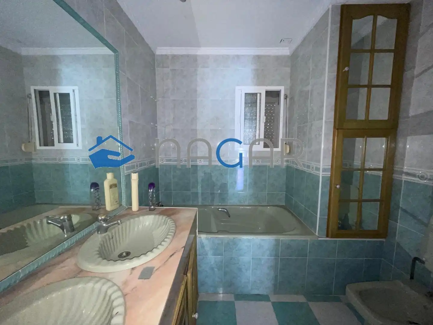 Badezimmer von Country house zum Verkauf in La Línea de la Concepción mit Privatgarten, Schwimmbad und Möbliert