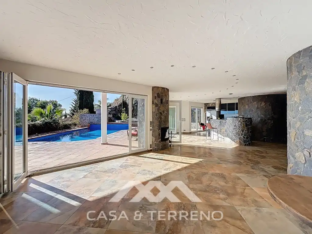 Vista exterior de Casa o xalet en venda en Algarrobo amb Jardí privat, Terrassa i Piscina