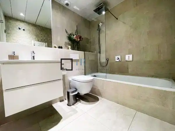 Bany de Pis en venda en Madrid amb Aire condicionat i Piscina
