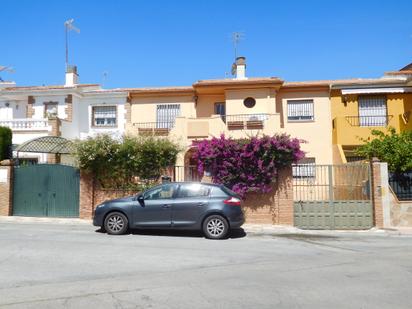 Vista exterior de Casa adosada en venda en Armilla amb Terrassa