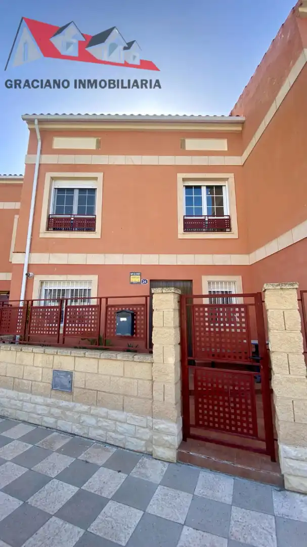 Vista exterior de Casa adosada en venda en Albacete amb Calefacció, Jardí privat i Terrassa