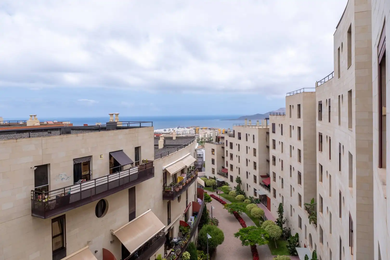 Vista exterior de Pis en venda en Las Palmas de Gran Canaria amb Jardí privat i Traster
