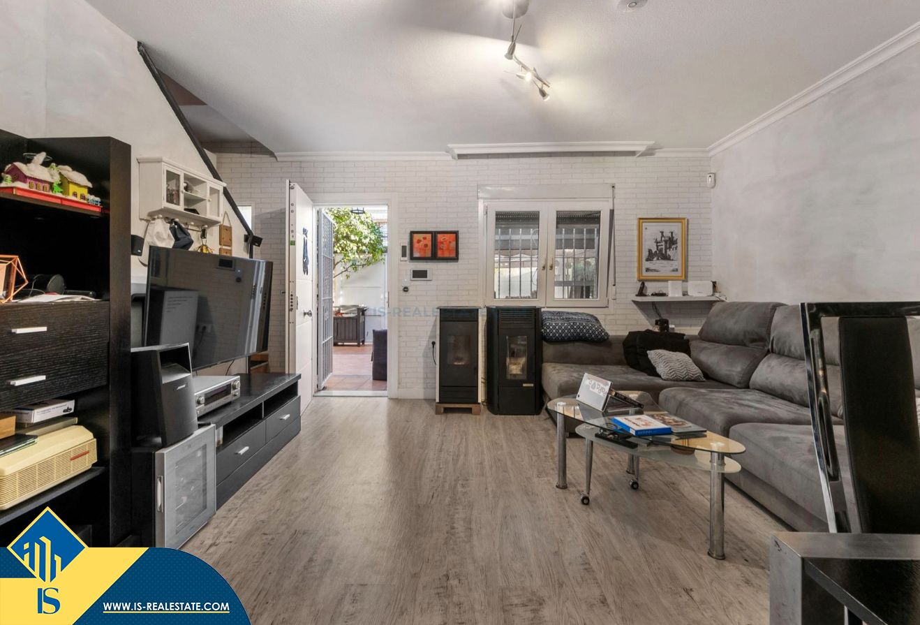 Sala d'estar de Casa adosada en venda en Torrevieja amb Aire condicionat, Calefacció i Jardí privat