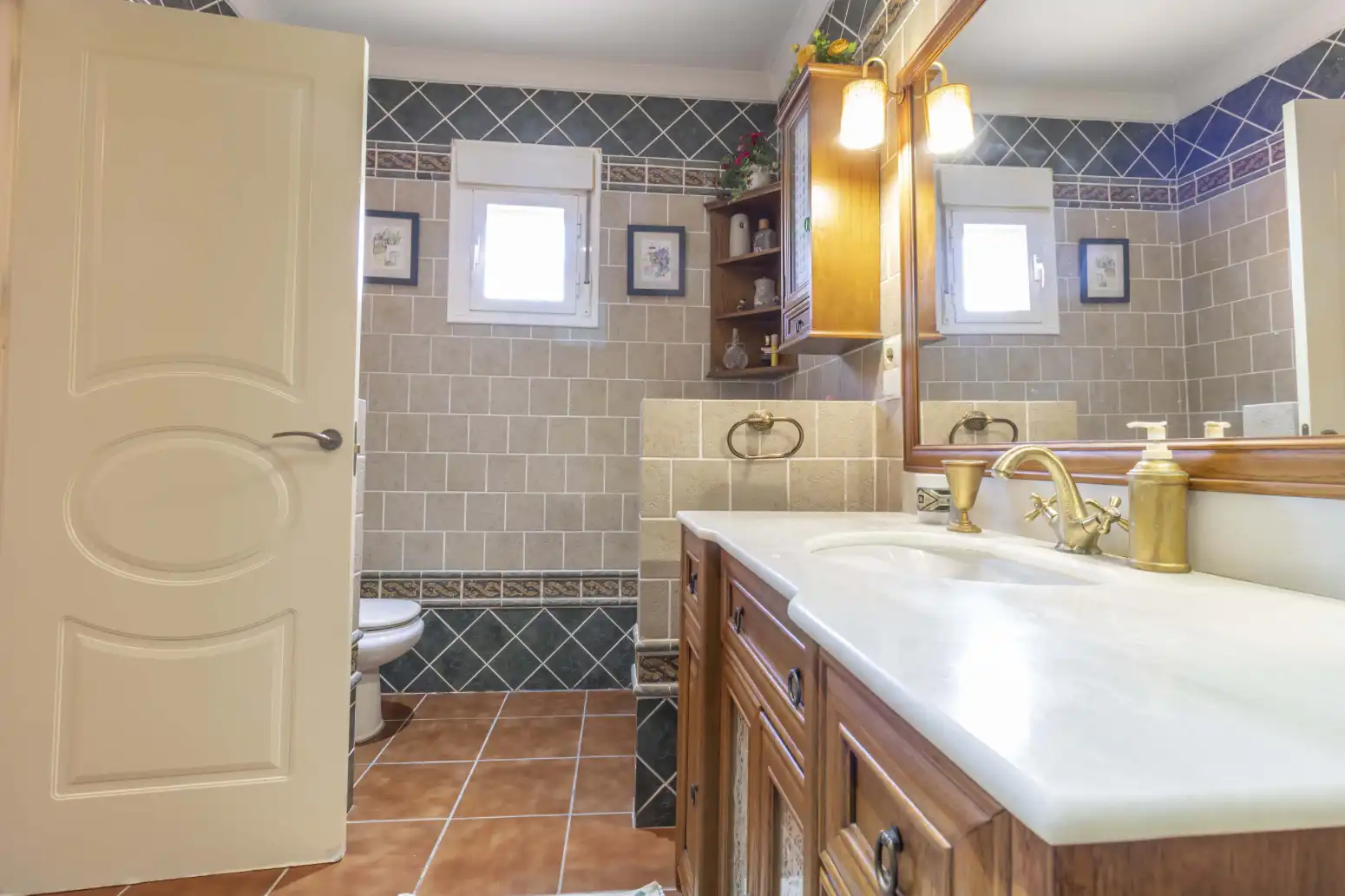 Bany de Casa o xalet en venda en Alcalá de Guadaira amb Aire condicionat, Terrassa i Piscina