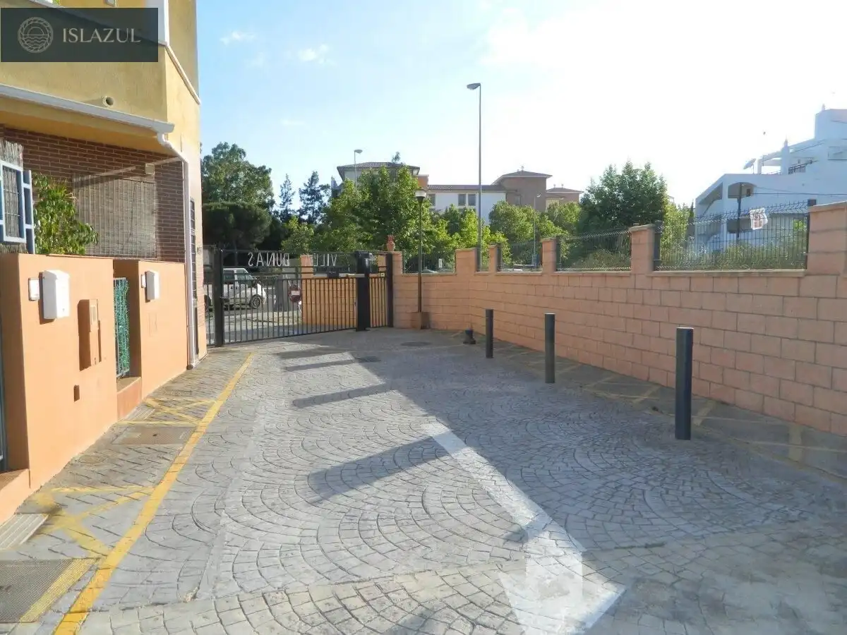Aparcament de Pis de lloguer en Isla Cristina amb Aire condicionat, Jardí privat i Terrassa