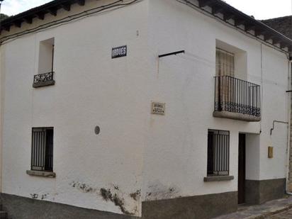 Vista exterior de Casa adosada en venda en Valle de Hecho amb Terrassa