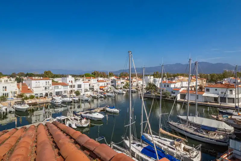 Vista exterior de Pis en venda en Empuriabrava