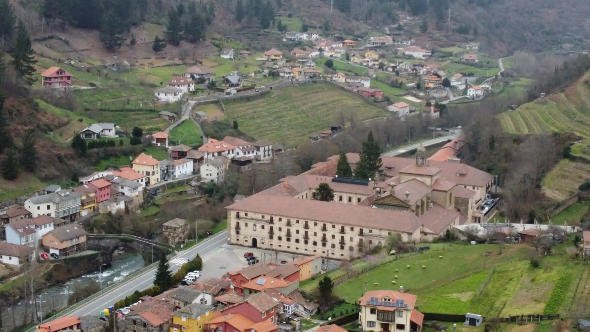 Vista exterior de Casa o xalet en venda en Cangas del Narcea amb Calefacció, Jardí privat i Terrassa