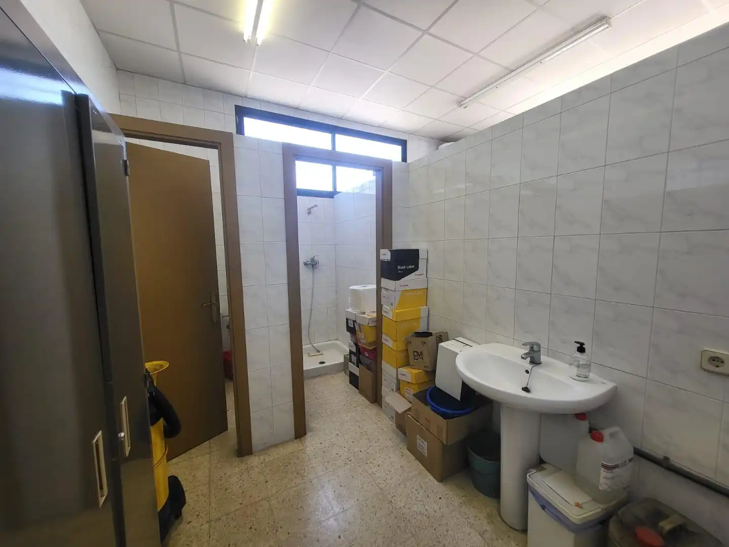 Badezimmer von Fabrikhallen zum Verkauf in Igualada