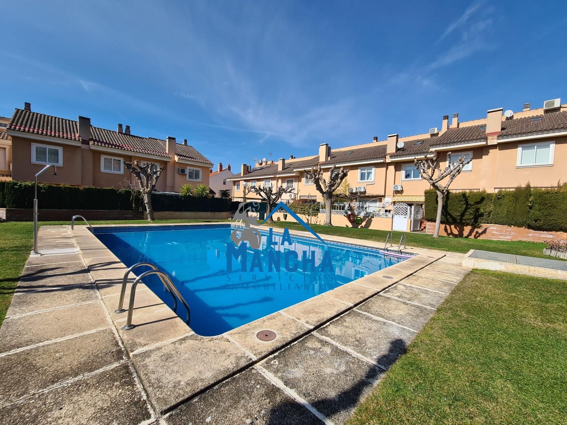 Piscina de Casa adosada en venda en  Albacete Capital amb Aire condicionat, Calefacció i Jardí privat