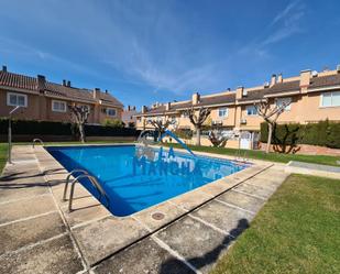 Piscina de Casa adosada en venda en  Albacete Capital amb Aire condicionat, Calefacció i Jardí privat