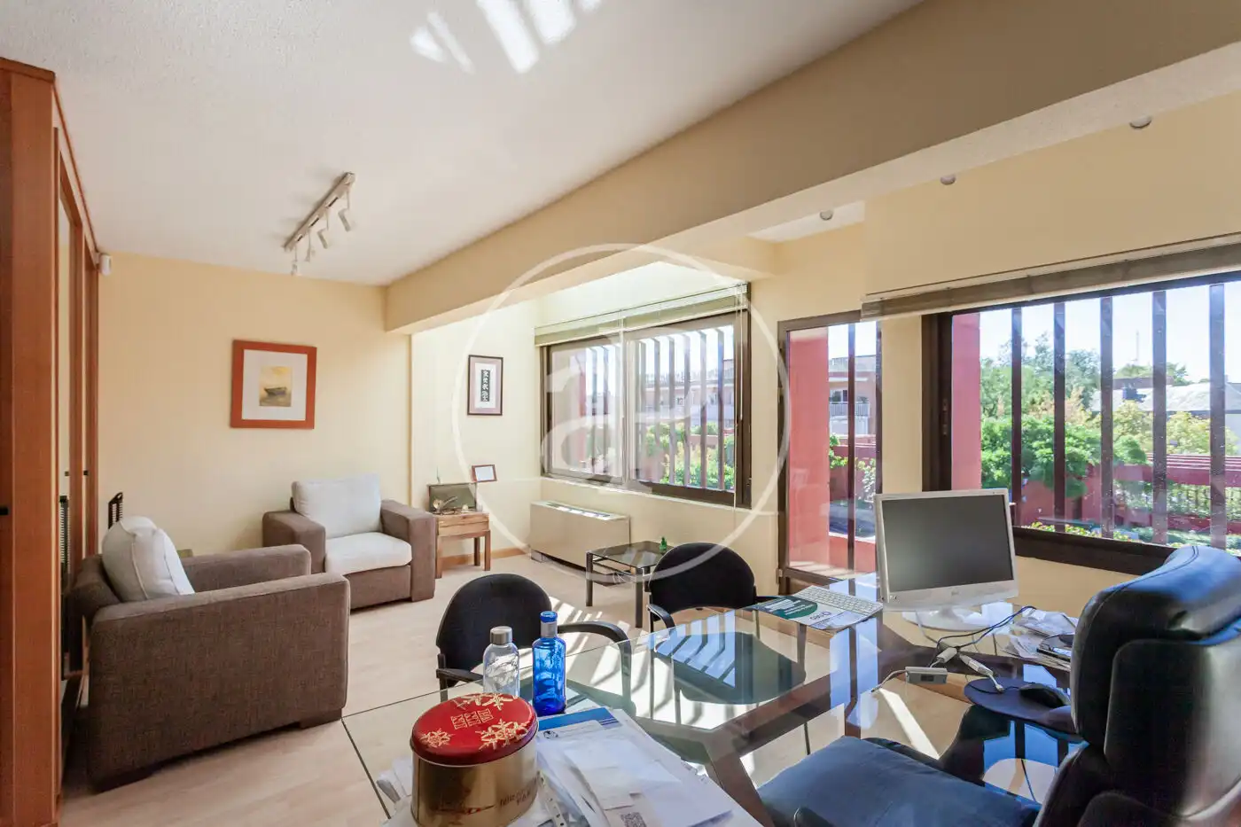 Sala d'estar de Casa adosada en venda en Madrid amb Calefacció, Jardí privat i Terrassa