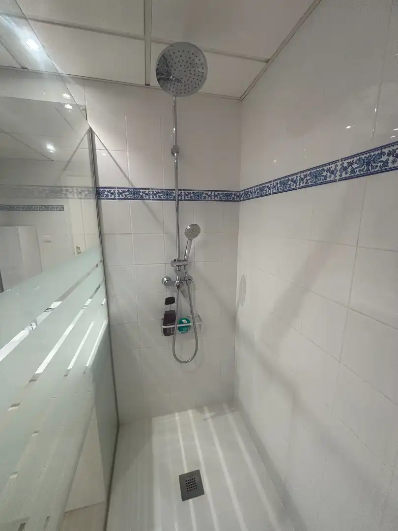 Baño de Piso en venta en Marbella con Aire acondicionado, Terraza y Amueblado