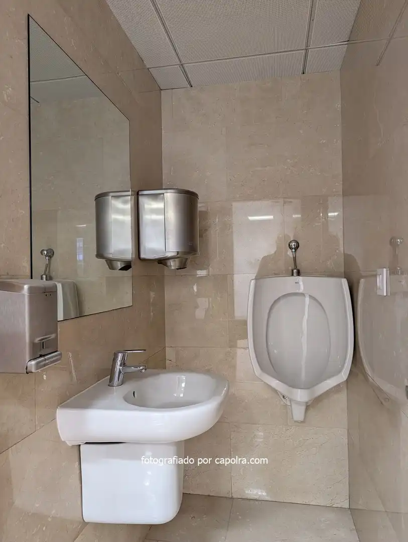 Badezimmer von Büro zum Verkauf in Barcelona mit Klimaanlage und Heizung