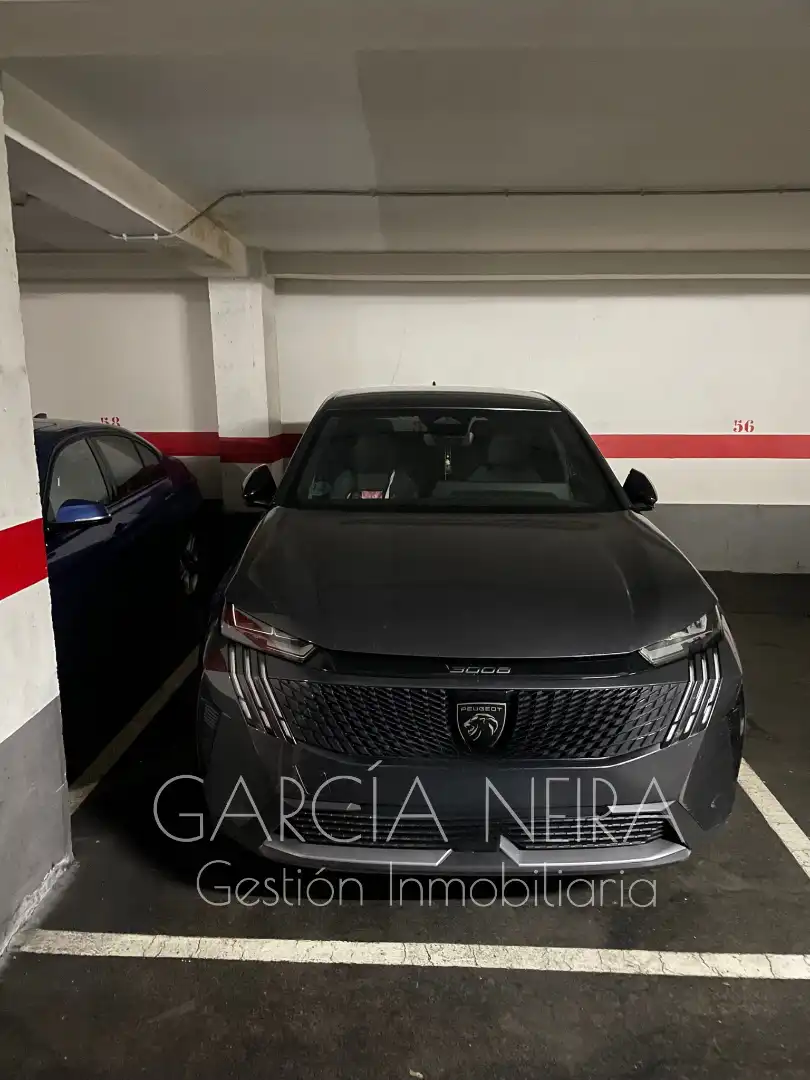 Aparcament de Pis en venda en Oviedo  amb Calefacció, Jardí privat i Parquet