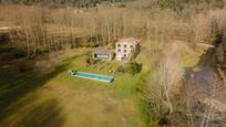 Jardí de Finca rústica en venda en Sant Joan Les Fonts amb Aire condicionat i Piscina