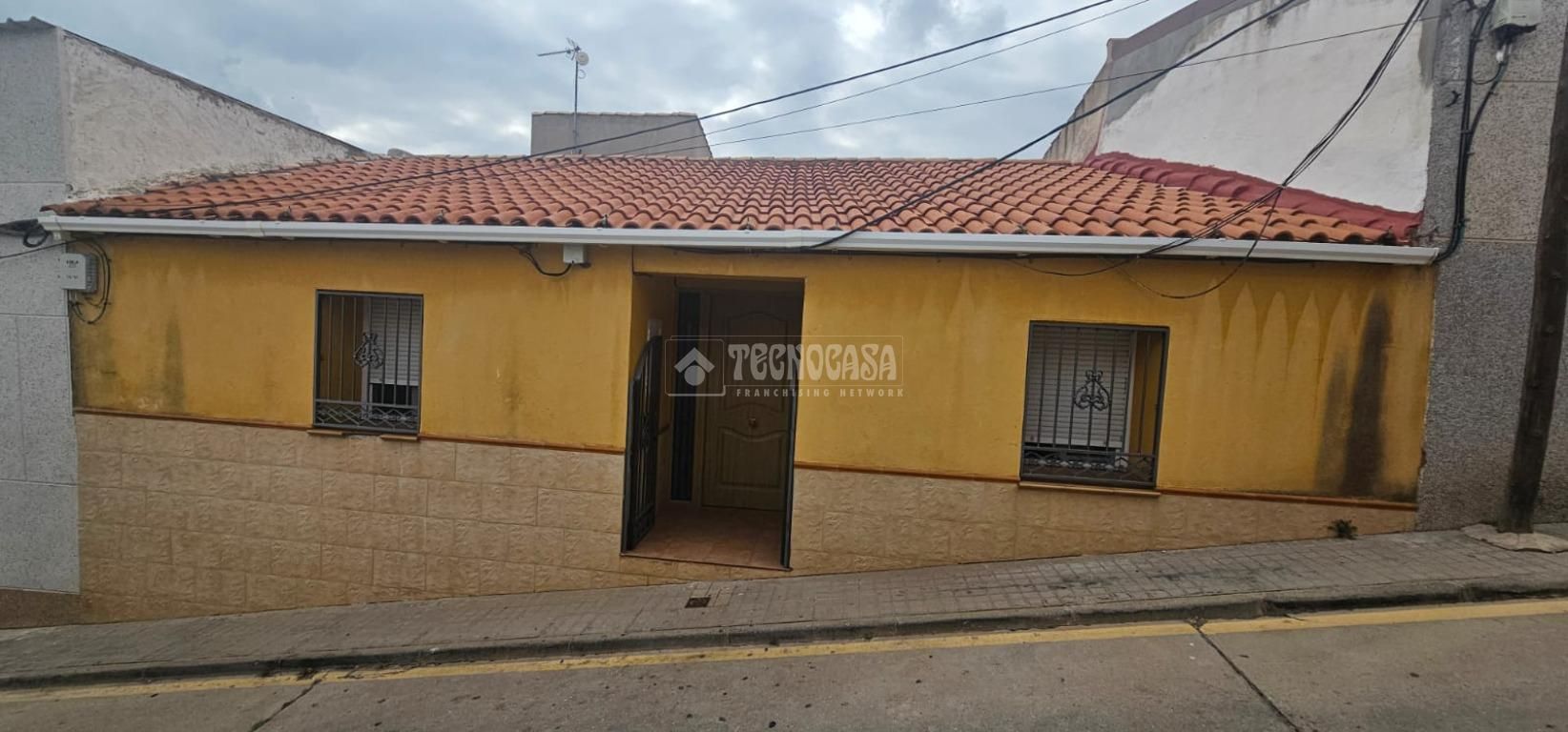 Vista exterior de Casa adosada en venda en Puertollano amb Aire condicionat, Calefacció i Terrassa