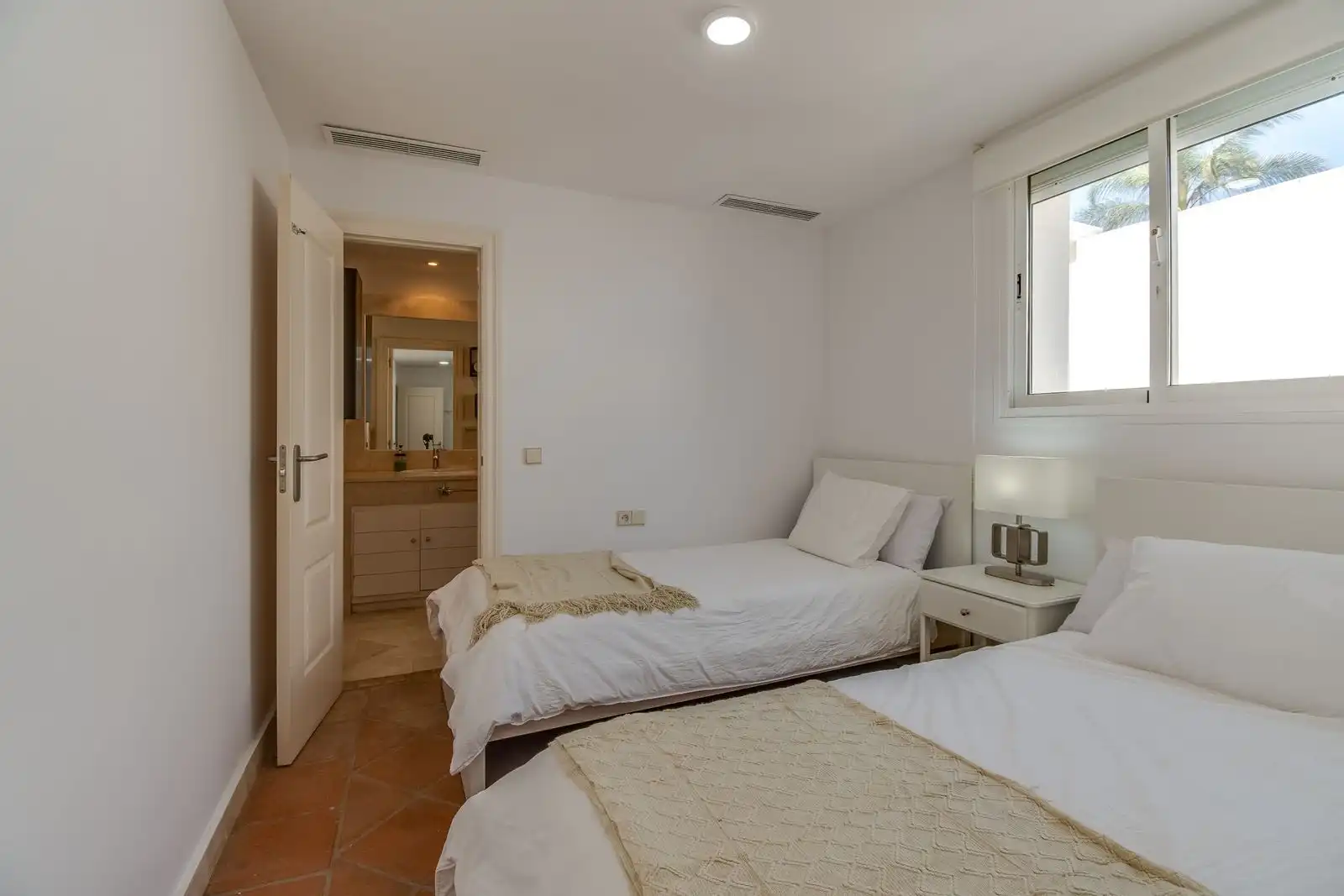 Dormitori de Casa o xalet en venda en Manilva amb Aire condicionat, Jardí privat i Piscina