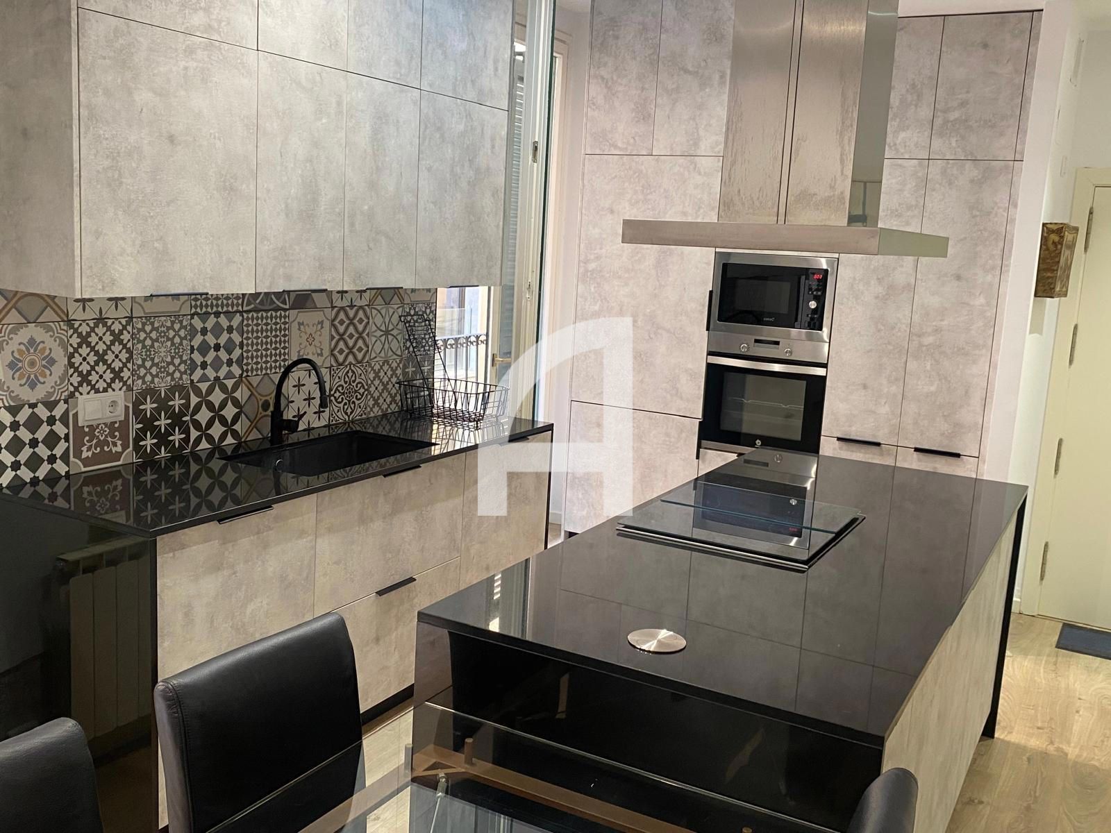 Cuina de Pis de lloguer en Girona Capital amb Aire condicionat, Terrassa i Moblat