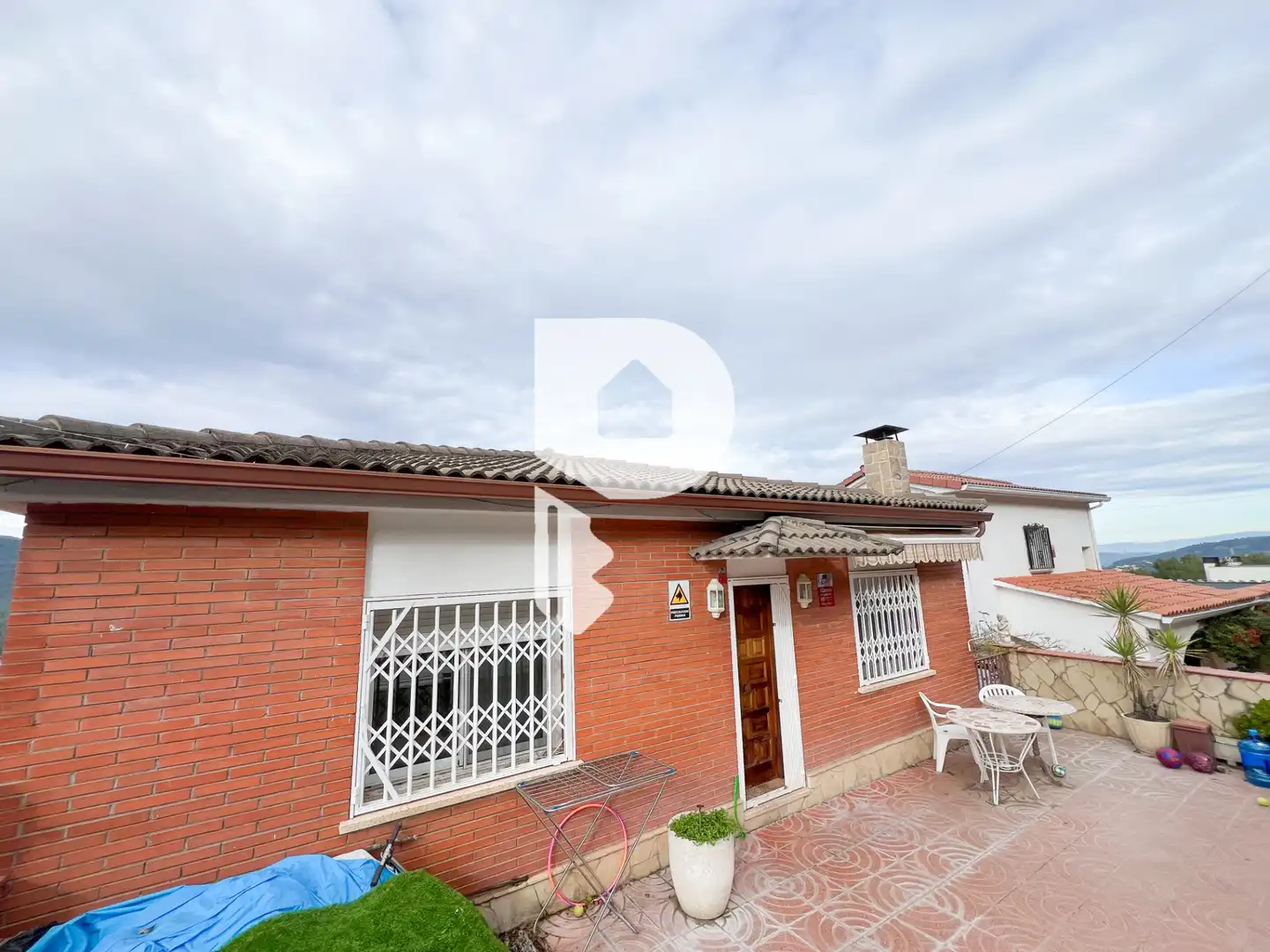 Vista exterior de Casa o xalet en venda en Torrelles de Llobregat amb Aire condicionat, Calefacció i Jardí privat