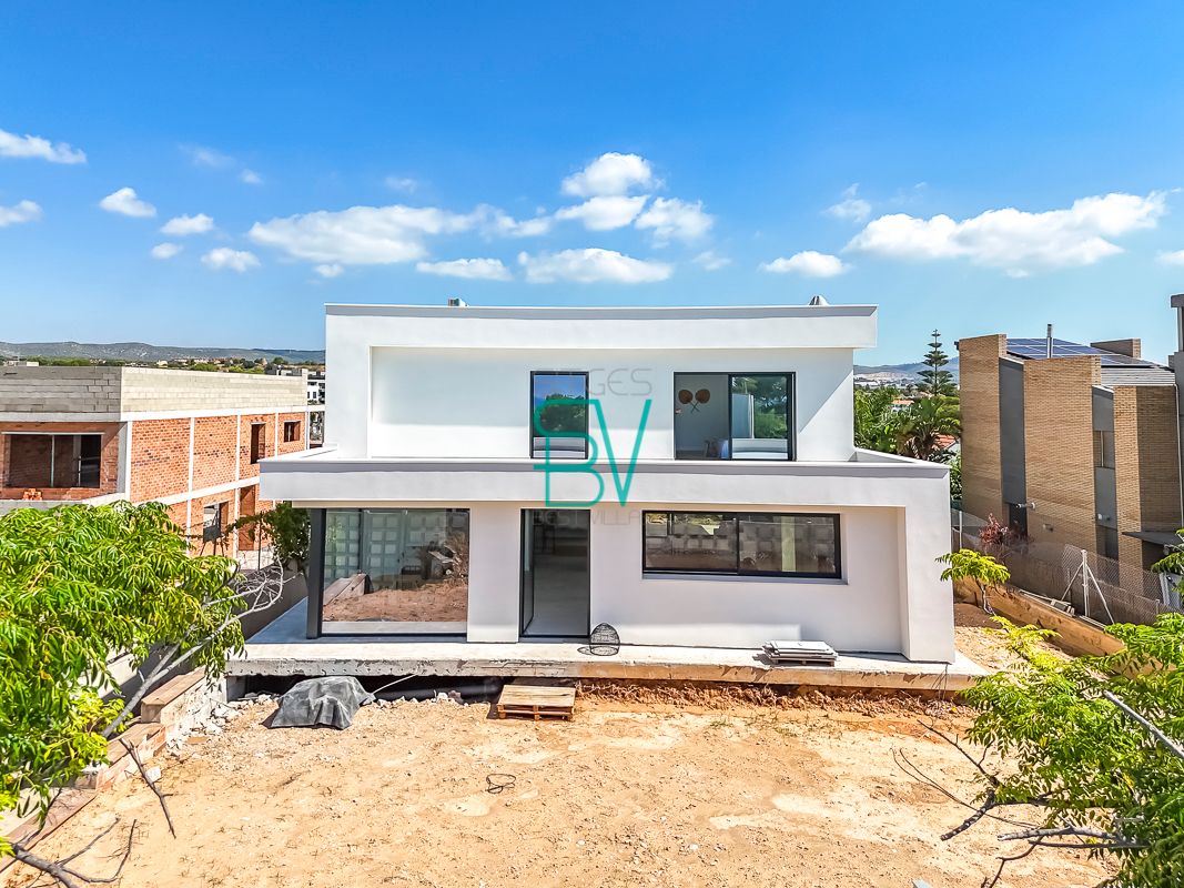 Exterior view of House or chalet for sale in Vilanova i la Geltrú  with Air Conditioner, Heating and Private garden