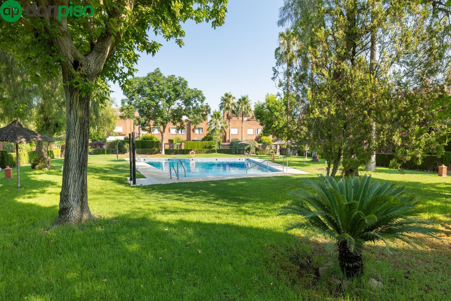 Garten von Einfamilien-Reihenhaus zum Verkauf in  Granada Capital mit Klimaanlage, Heizung und Privatgarten