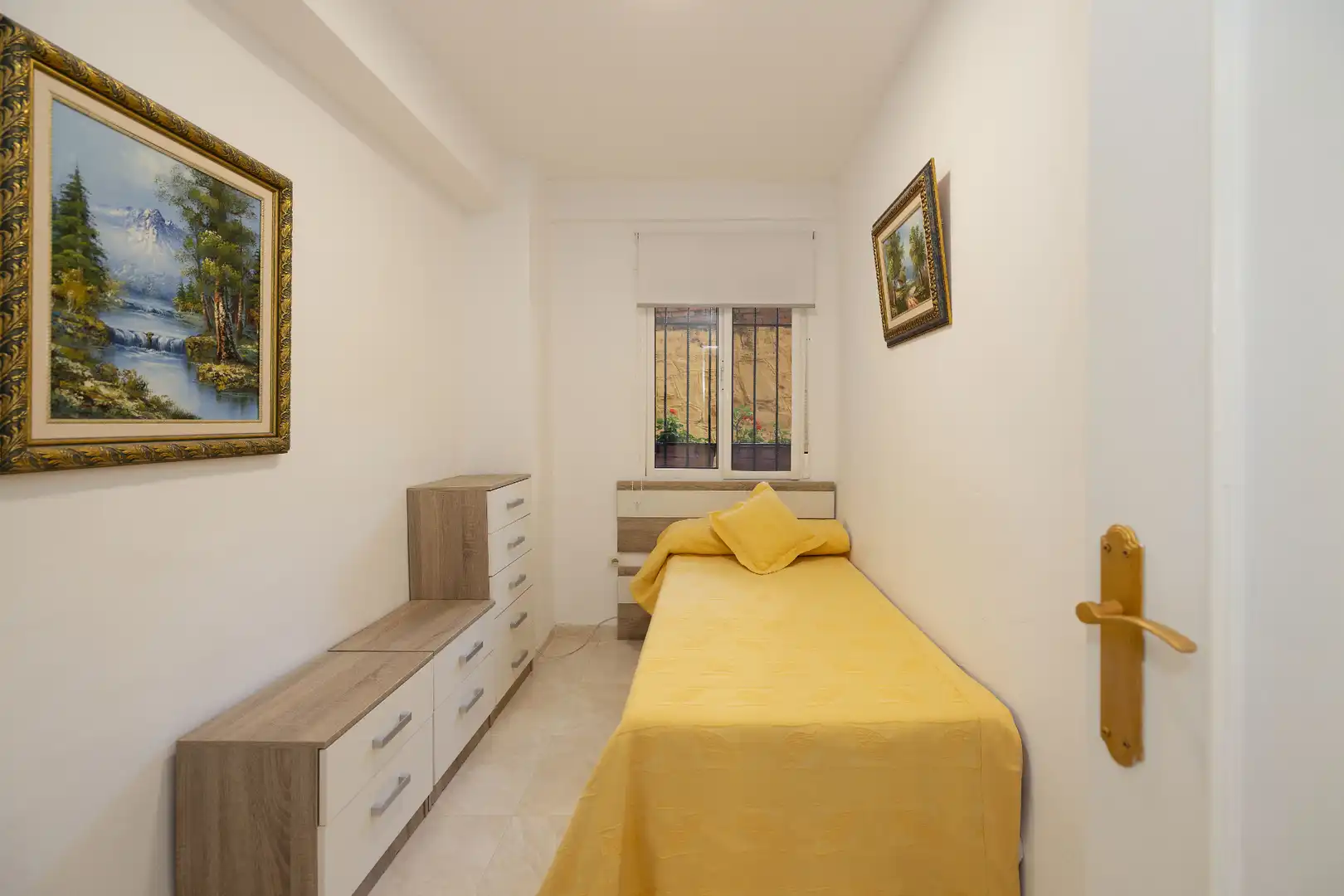 Habitación de Planta baja en venta en Marbella con Terraza y Piscina comunitaria