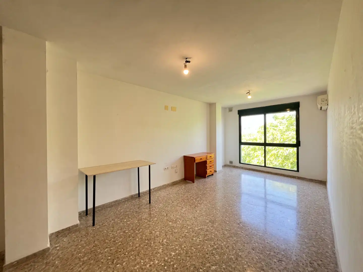 Exterior view of Flat for sale in Faura  with Air Conditioner and Oven